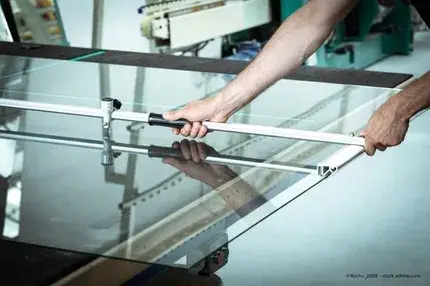 Mitarbeiter von Glaserei Meissner bearbeitet Glas
